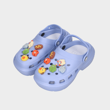 Sandalia tipo sueco azul cielo con charms infantiles