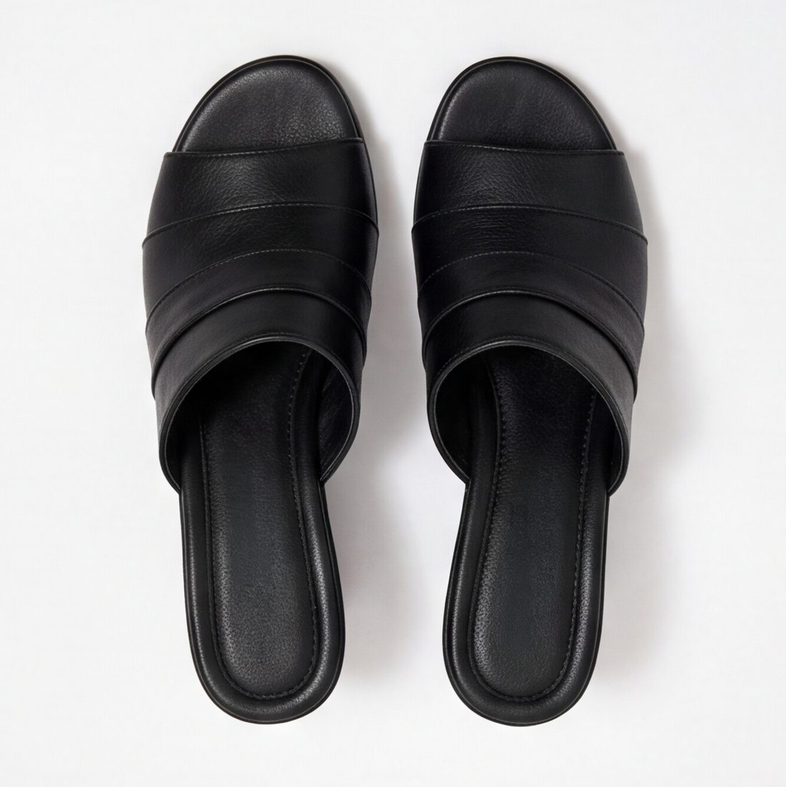 Sandalia mule negra de tacón ancho con pala plisada