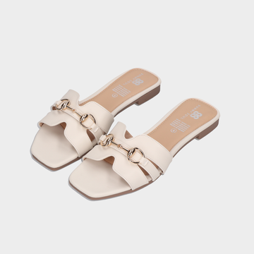 Sandalia blanca casual con herraje metálico