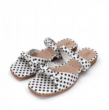 Sandalia coquette blanca polka dot con moños y tacón bajo