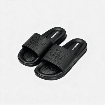 Sandalia Dockers negra de plástico con logo grabado