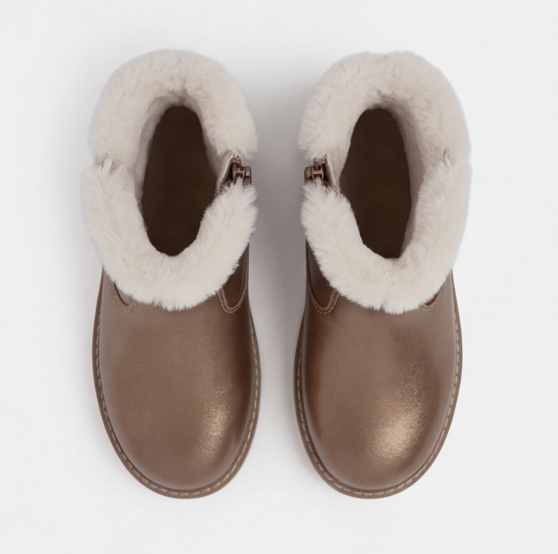 Bota infantil color café con detalle afelpado y corazones Beppi