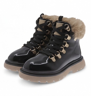 Bota infantil color negro con acabado charol y detalle afelpado Beppi