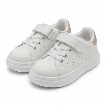 Tenis infantil color blanco con detalle oro y ajuste de velcro Beppi