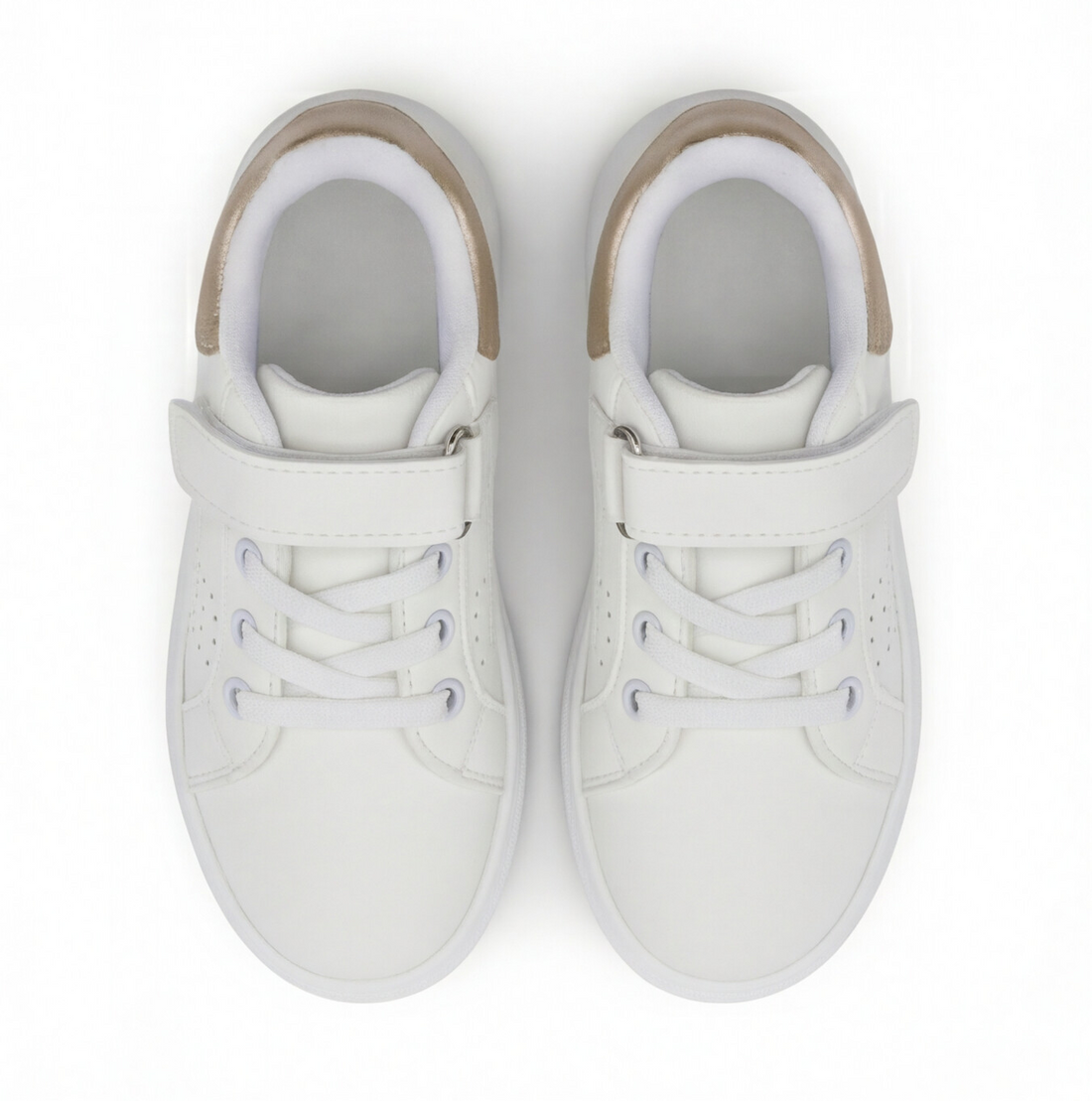 Tenis infantil color blanco con detalle oro y ajuste de velcro Beppi