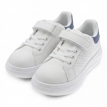 Tenis infantil color blanco con detalle azul y ajuste de velcro Beppi
