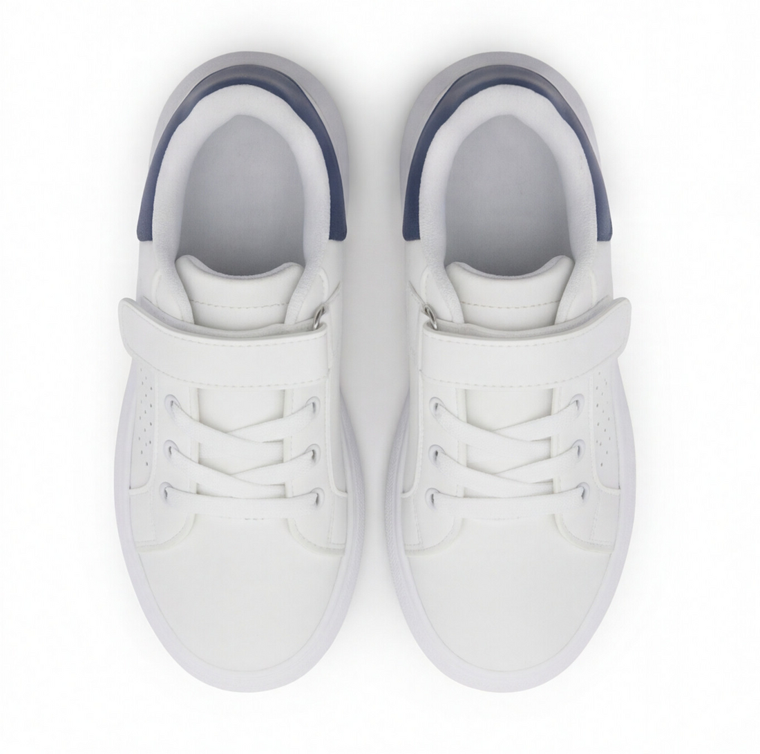 Tenis infantil color blanco con detalle azul y ajuste de velcro Beppi