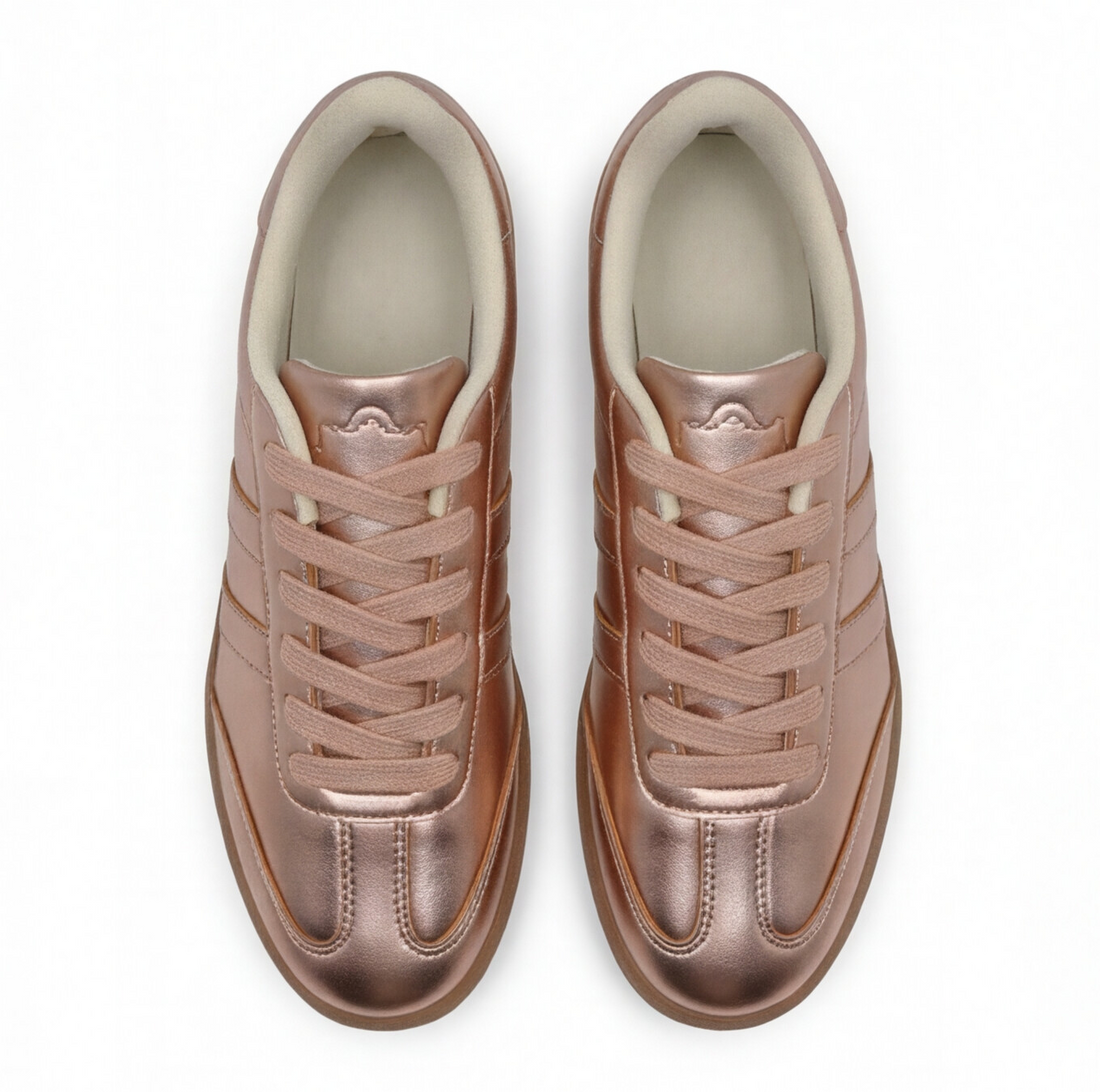 Tenis casual color bronce con acabado metálico Beppi