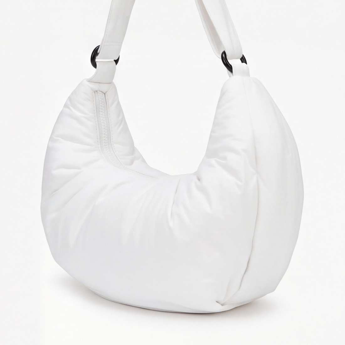 Bolsa hobo fruncida con correa ajustable color blanco