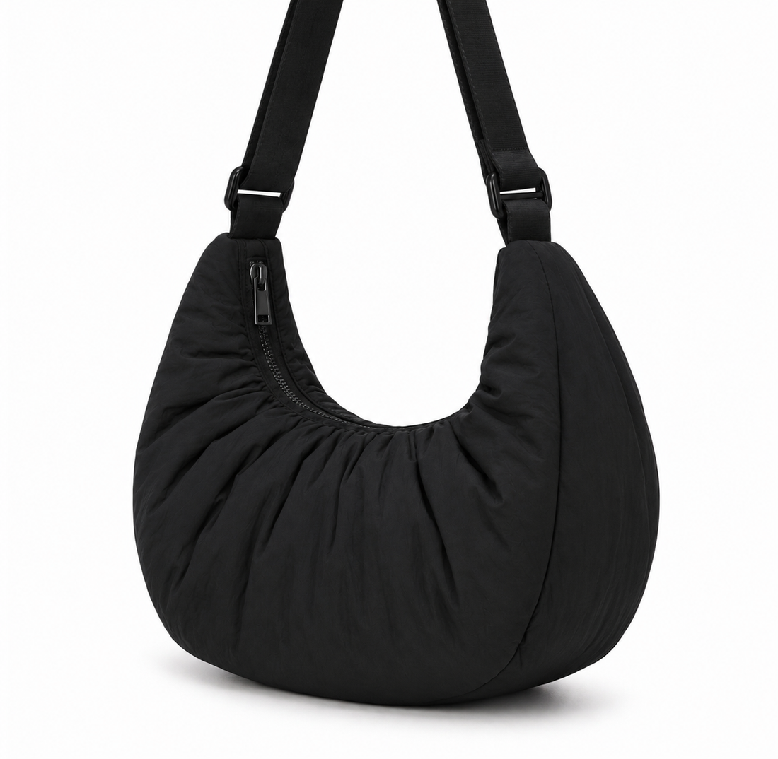 Bolsa hobo fruncida con correa ajustable color negro