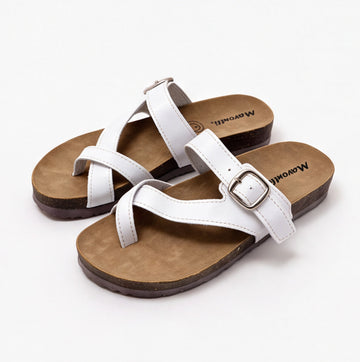 Sandalia blanca tipo toe loop con tiras cruzadas y hebilla lateral