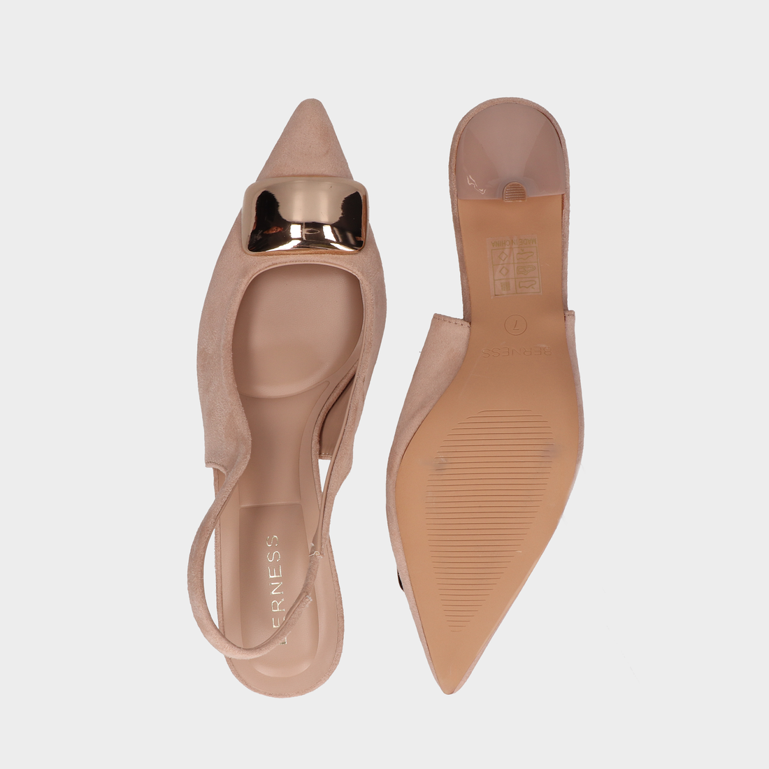 Zapatilla beige destalonada con detalle metálico color oro