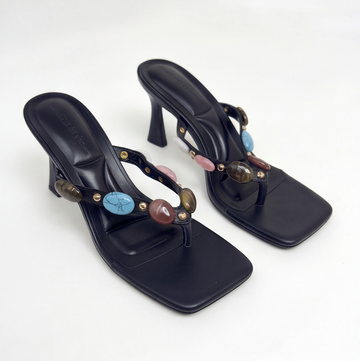 Sandalia de tacón color negro con detalle multicolor Caricias