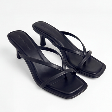 Sandalia de tacón color negro con tiras anchas Caricias