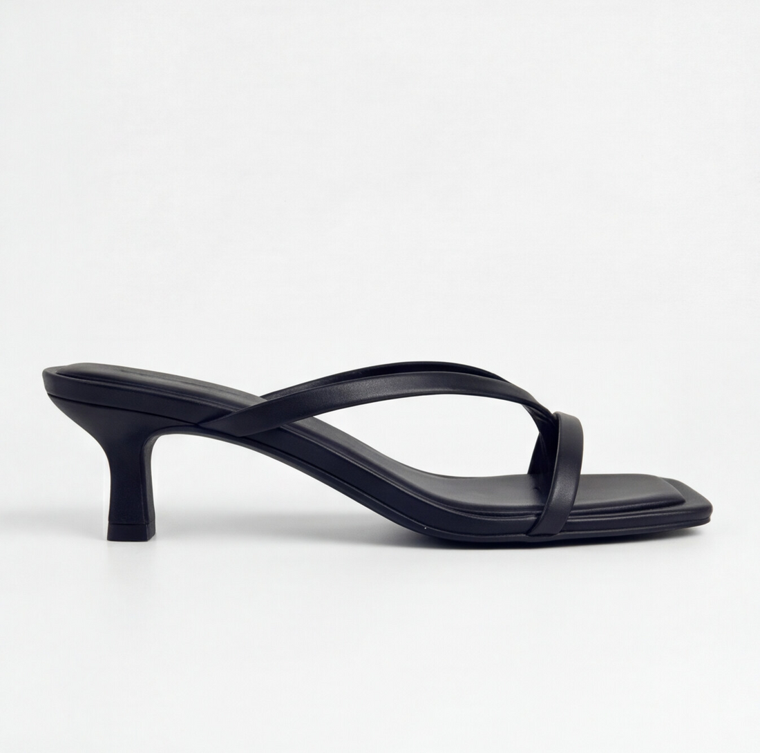Sandalia de tacón color negro con tiras anchas Caricias