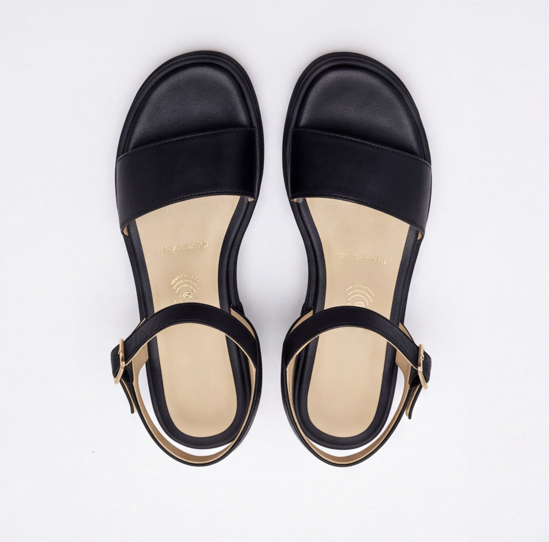 Sandalia negra con suela track y pulsera al tobillo