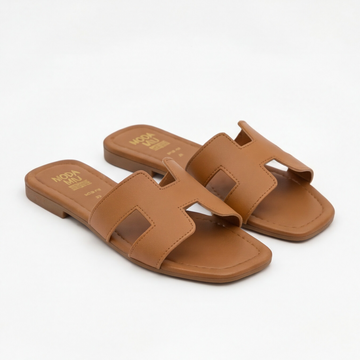 Sandalia plana color camel con tiras anchas Moda Miu