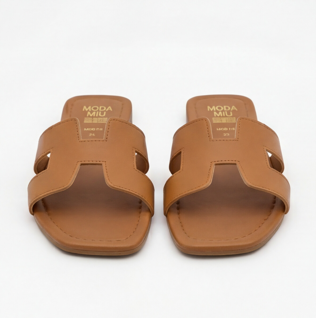 Sandalia plana color camel con tiras anchas Moda Miu