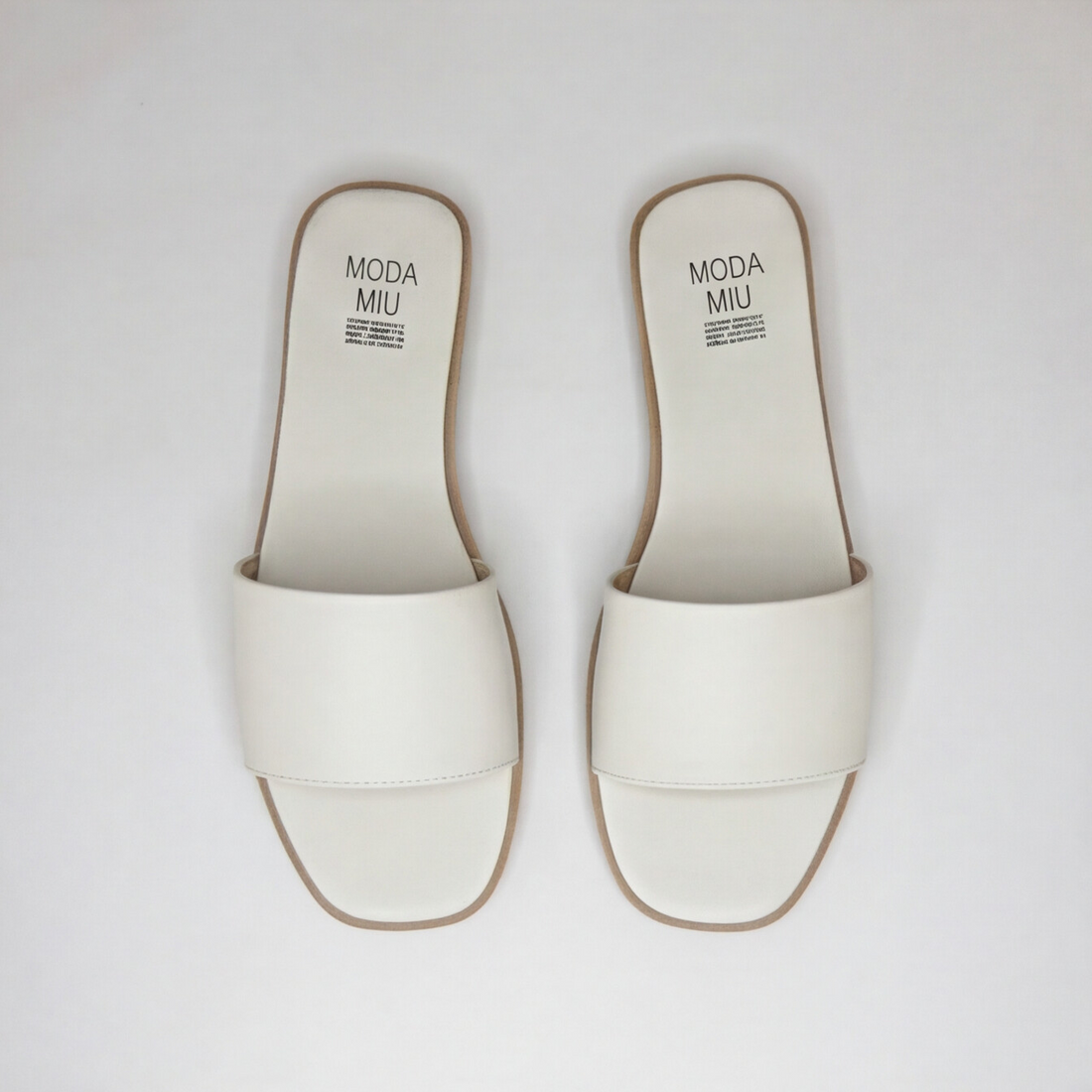 Sandalia plana color ice con diseño minimal Moda Miu