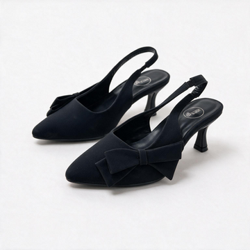 Zapatilla slingback negra con moño lateral y punta fina textura terciopelo