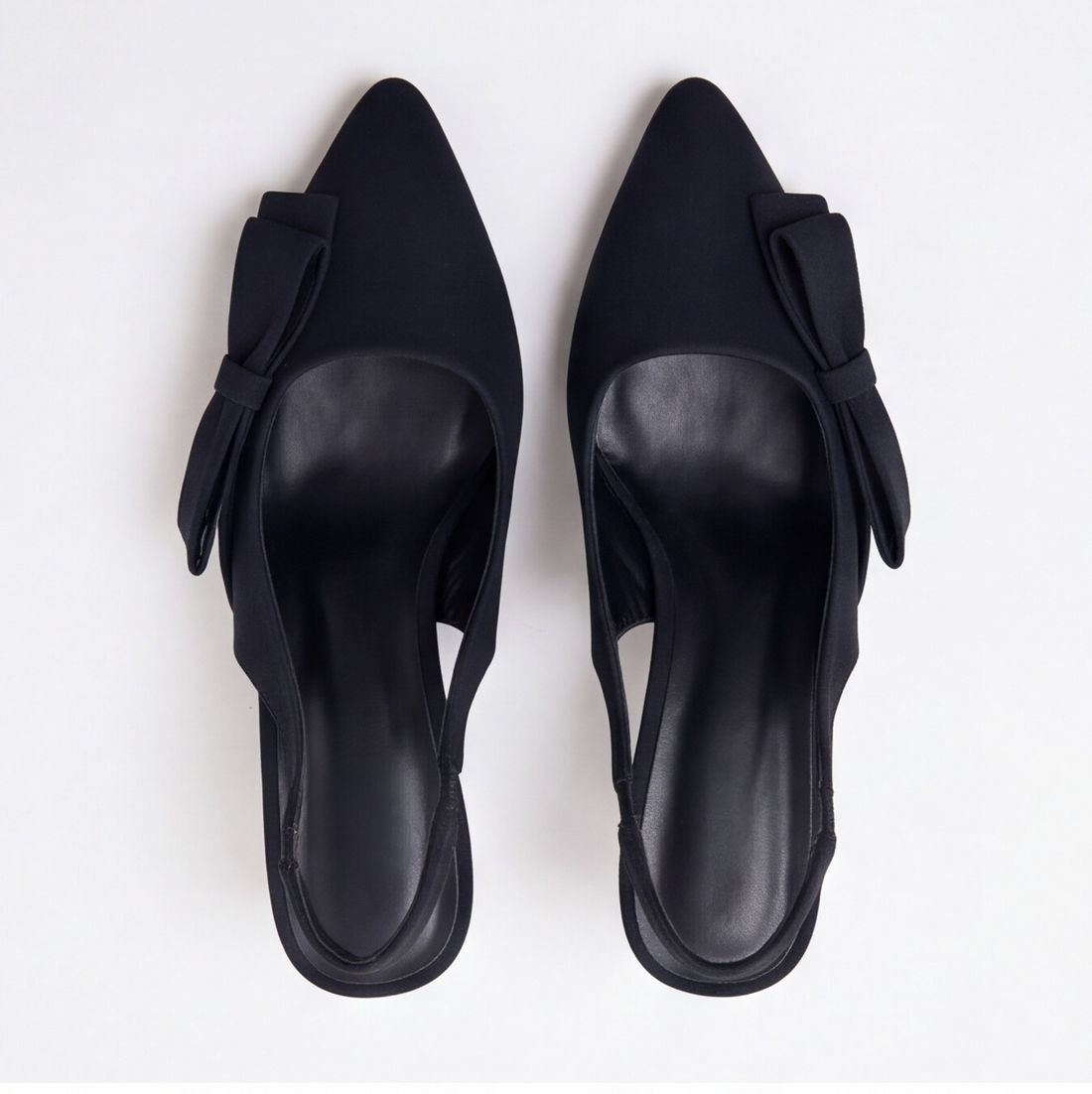 Zapatilla slingback negra con moño lateral y punta fina textura terciopelo