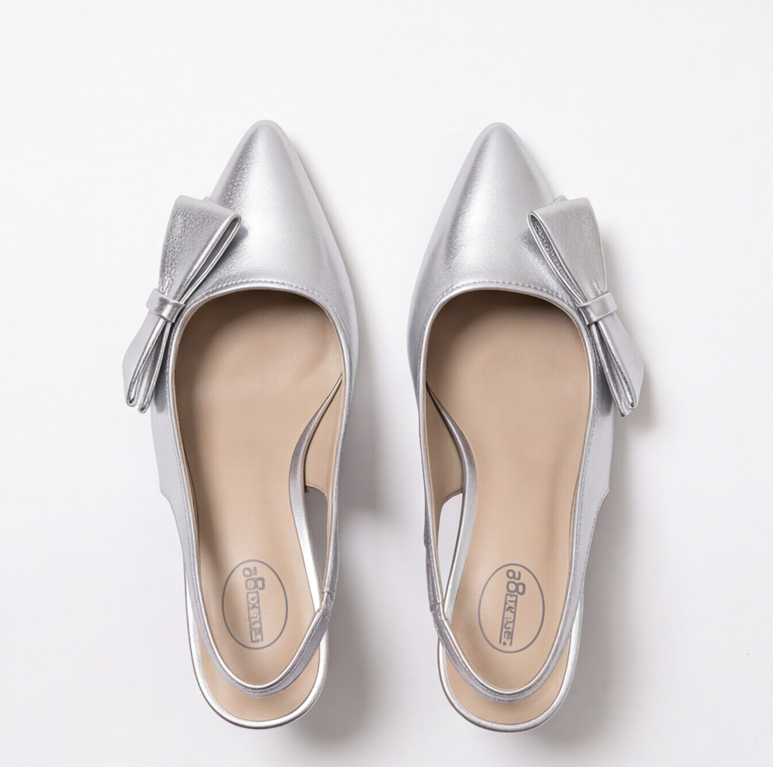 Zapatilla slingback plata metalizada con moño lateral y punta fina