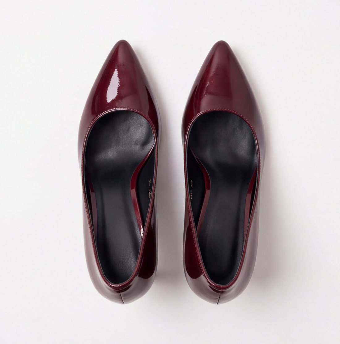 Zapatilla merlot de charol con punta fina y tacón alto